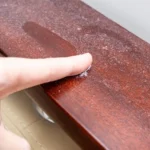 Polvere sui mobili: prova questo ingrediente naturale per tenerla lontana più a lungo